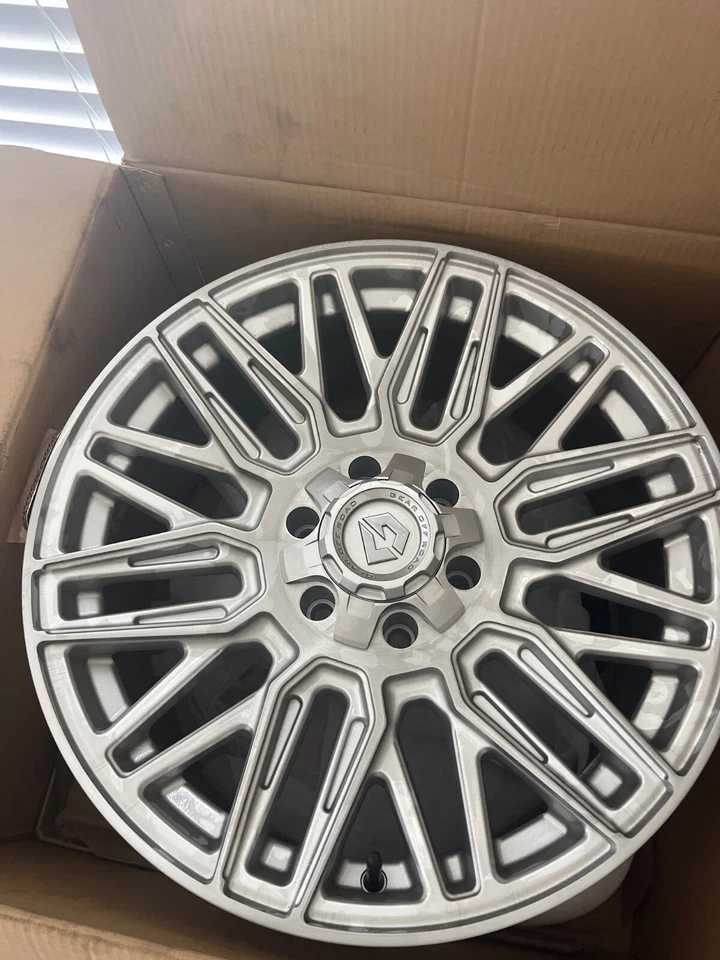 Juego de 4 llantas Gear Off Road 20x9 plata cepillada Foto 3 de 3