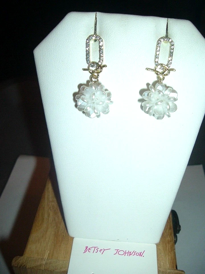PENDIENTES COLGANTES FLORES BLANCAS oro clip postes Betsey Johnson perforados - nuevos con etiquetas Foto 2 de 4