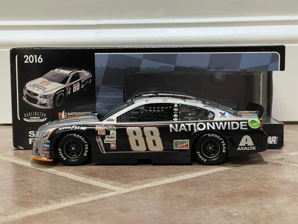Dale Earnhardt Jr 2016 Nationwide Grey Ghost Darlington Throwback NASCAR 1/24 Foto 2 de 4