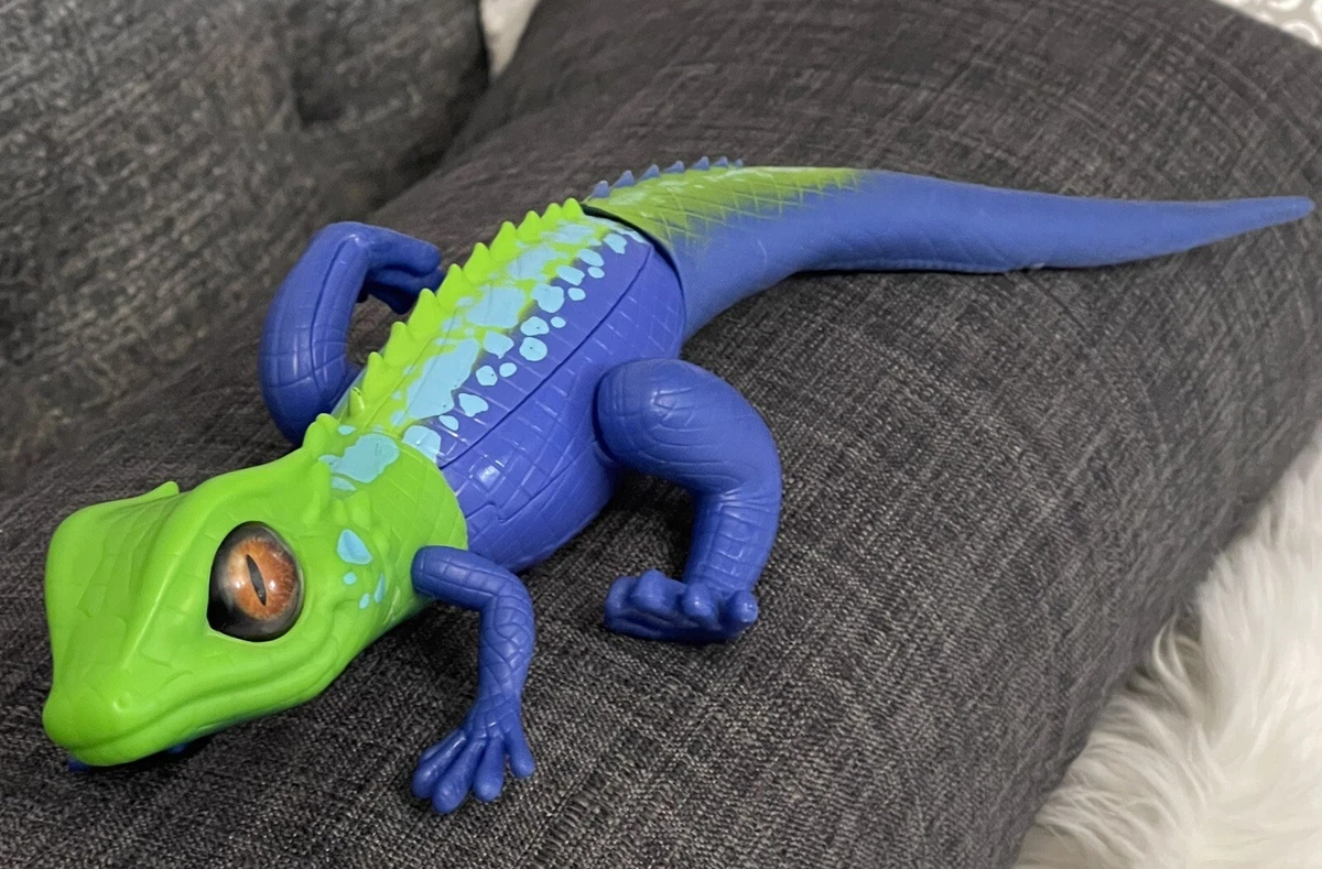 Battery operated hotsell lizard toy