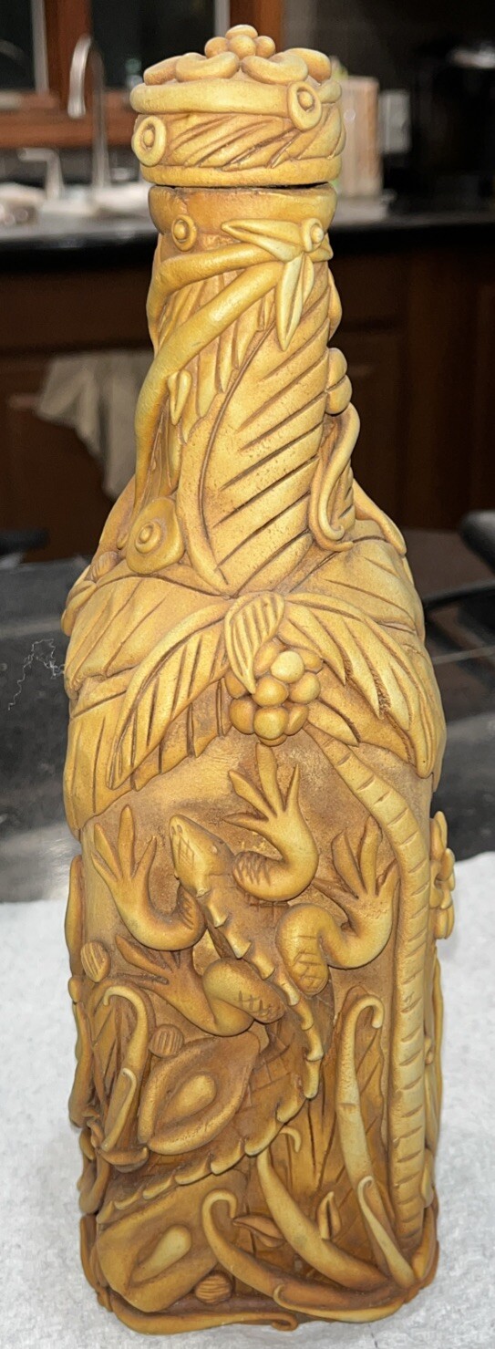 Botella de vino vintage de resina moldeada con temática de Honduras sobre vidrio con lagarto