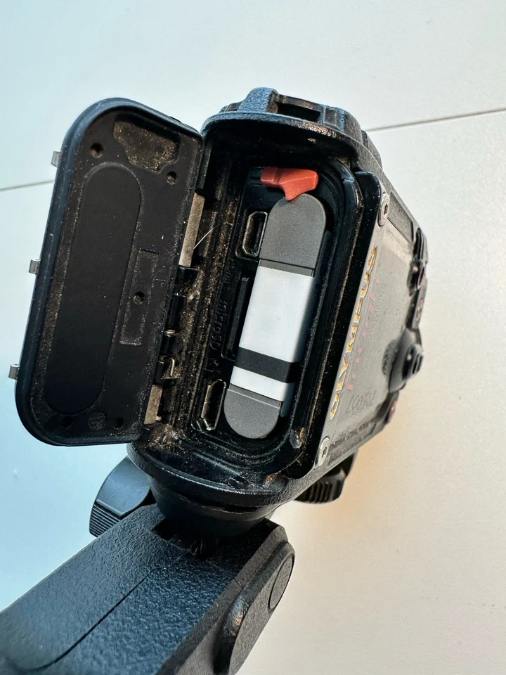 Cámara de video de acción Olympus Stylus Tough TG-Tracker con agarre de mango 4k Wifi GPS Foto 4 de 4