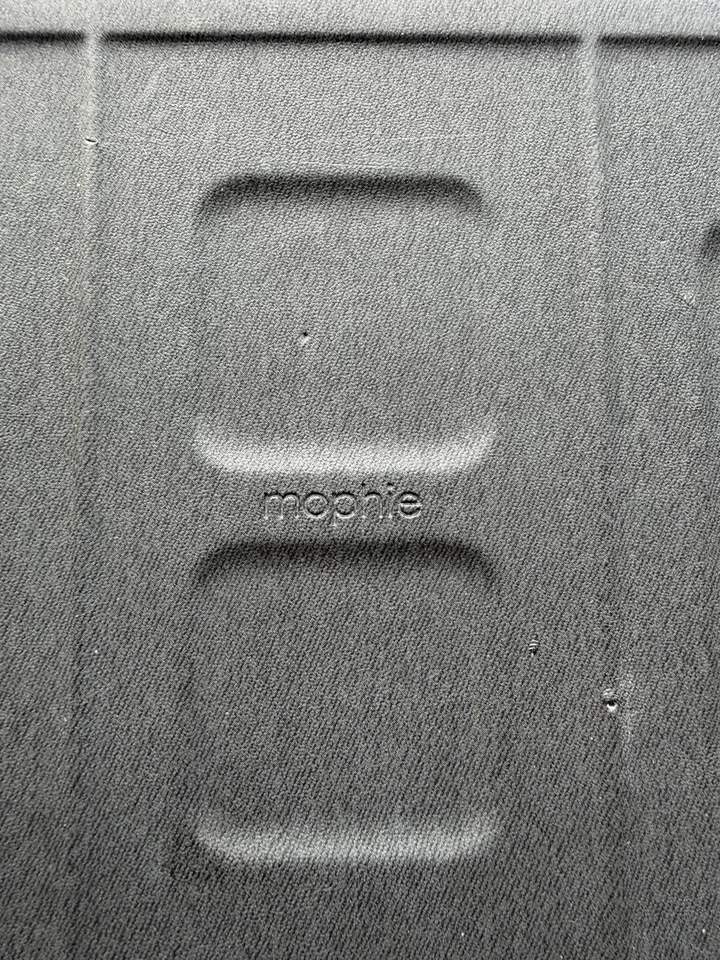 Mophie 4 in 1 Wireless Charging Mat for Apple iPhone, AirPods & Watch Samsung - Image 2 of 4