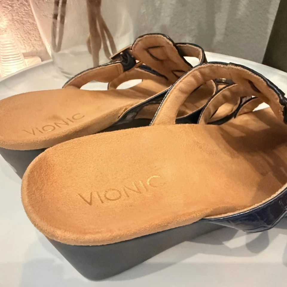 Sandalia de cuña de gamuza Vionic Radia azul charol cocodrilo como nueva para mujer 8 de ancho Foto 3 de 4