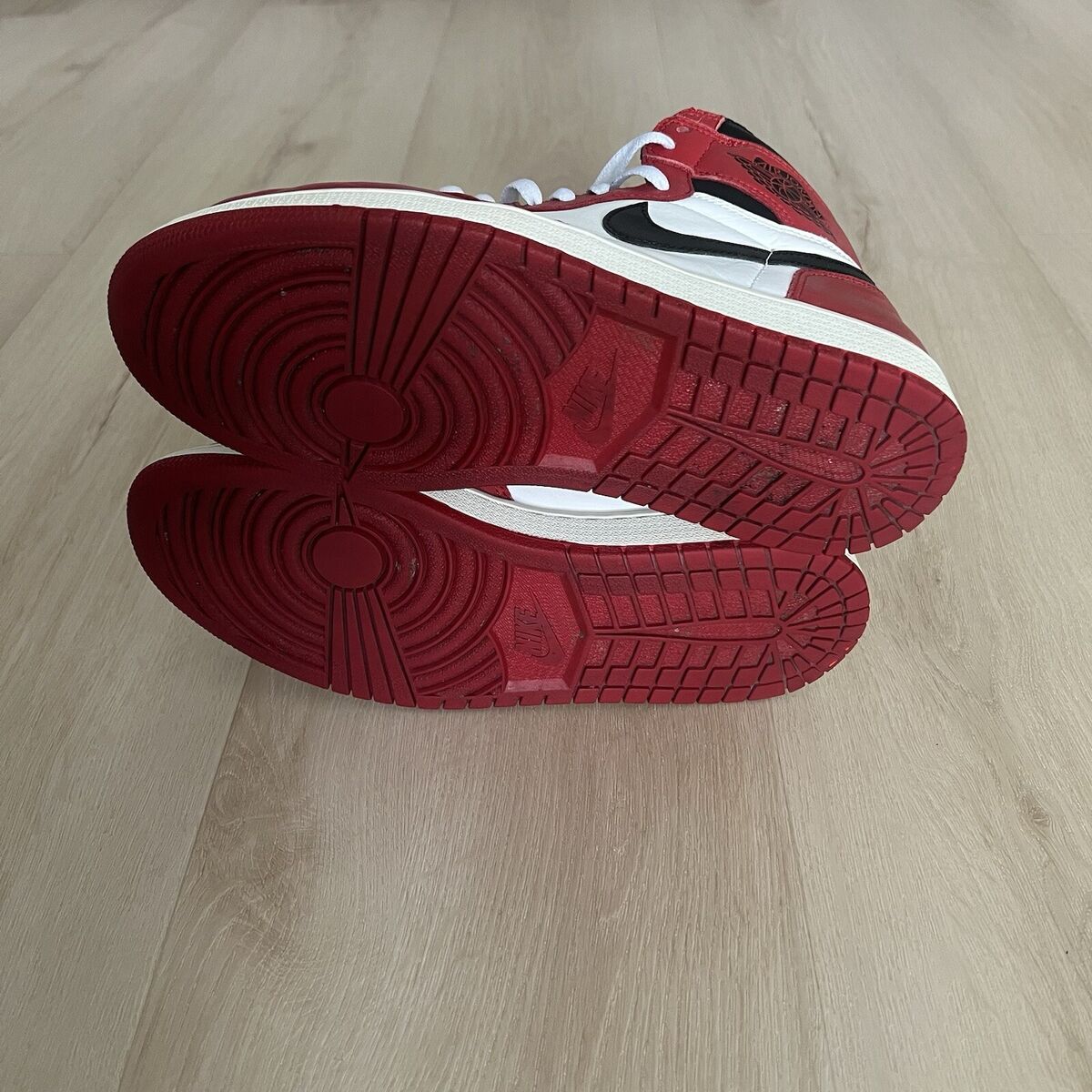 Nike Air Jordan 1 Retro High OG Chicago 2015 Size 9 Pre Nike Air Jordan 1 Retro High OG Chicago 2015 Size 9 Pre