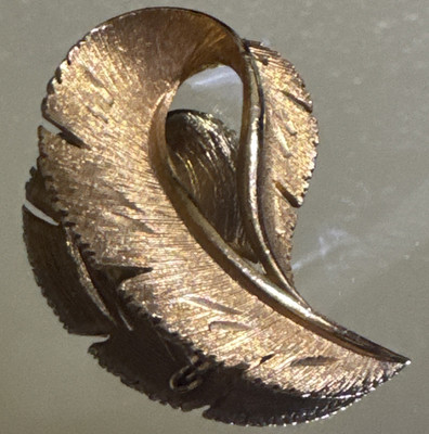 J.J. Signed Gold Tone Leaf Shaped Metal Brooch Pin, No Stone