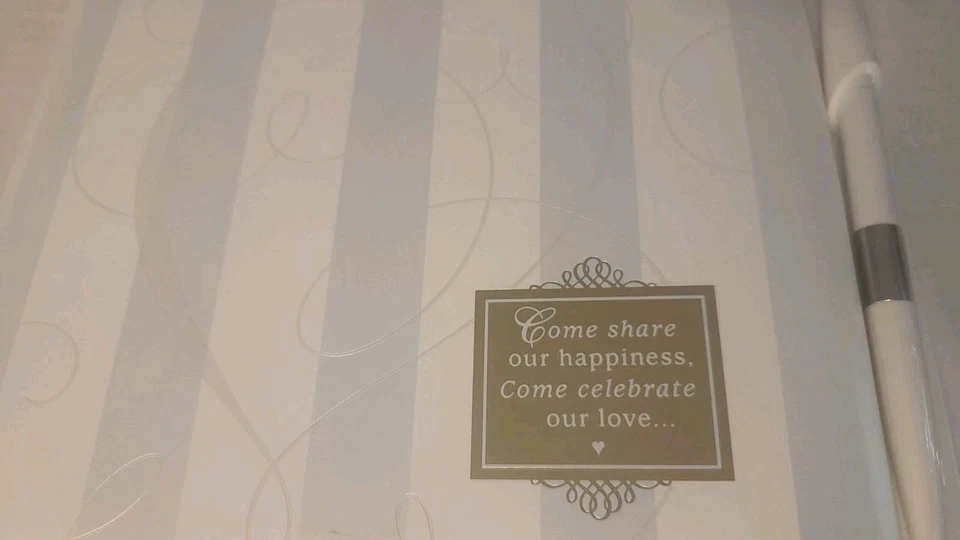 Libro de aniversario de boda con sello vintage con bolígrafo y soporte en bos corazón Foto 3 de 4