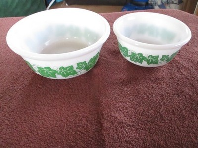 Vintage Hazel Atlas 2 Pc White Milk Glass Green Ivy Leaf Nesting Mixing Bowl Set