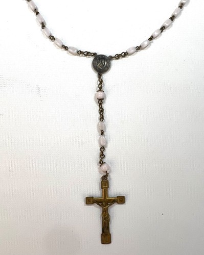 VINTAGE GOLD TONE METAL CHAIN ROSARY NECKLACE CRUCIFIX CROSS OVAL WHITE, 16.5" - 第 1/2 張圖片