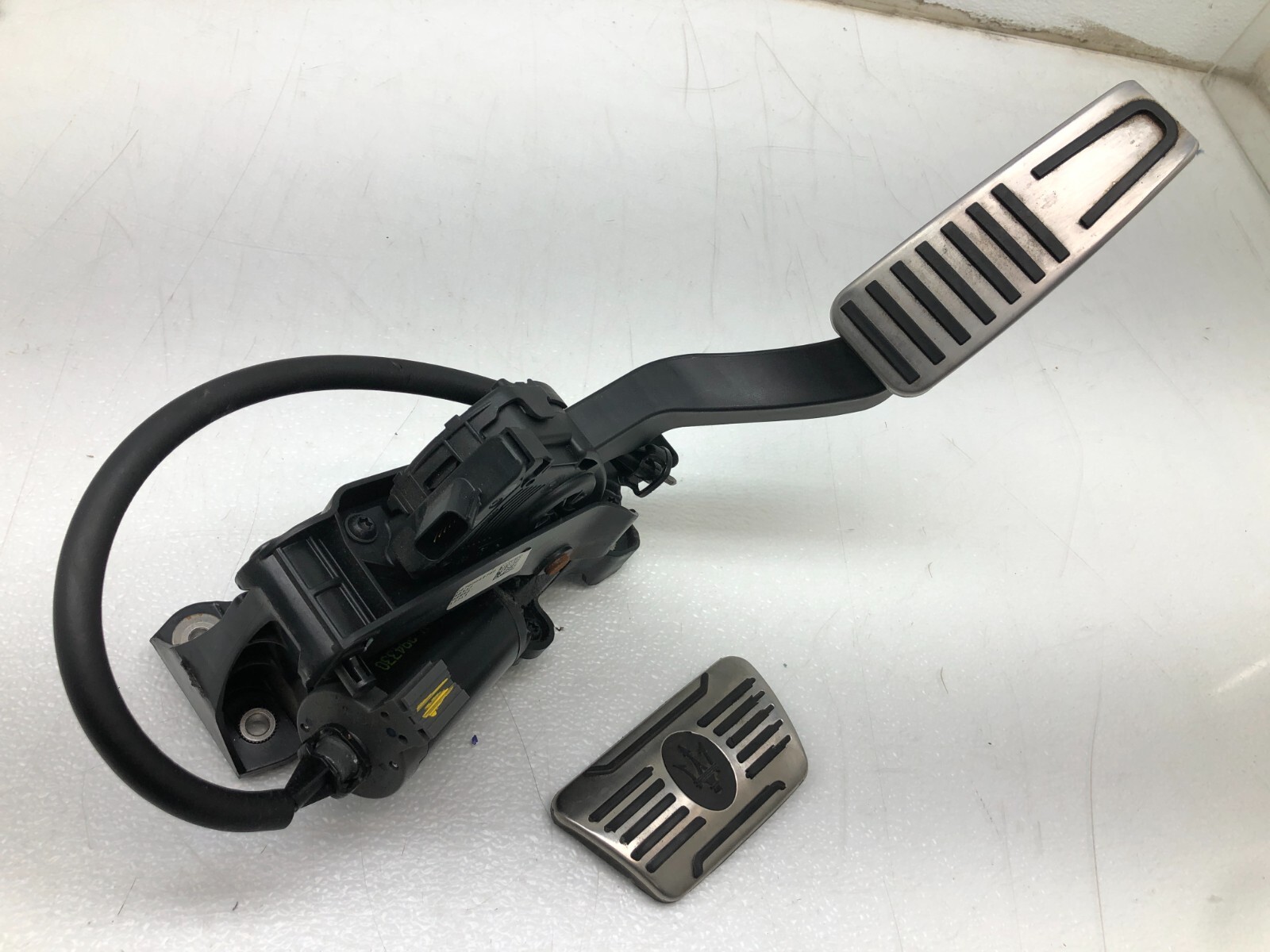 2014-2019 MASERATI GHIBLI S Q4 GAS PEDAL ASSEMBLY W/ BRAKE PEDAL COVER OEM.