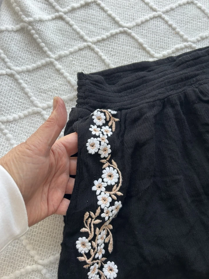 Shorts bordado floral preto Anthropologie Chloe Oliver tamanho P - Imagem 2 de 4