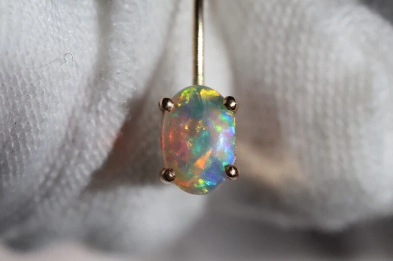 Pendientes de aro de cristal de ópalo de fuego australiano de corte ovalado de 2 quilates enchapados en oro amarillo de 14 quilates Foto 4 de 4