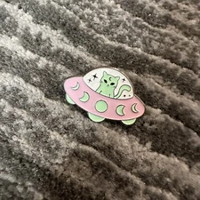 Enamel Pin Aliens Cat UFO Brooch Spaceship Flying Saucers Green Men Cat New