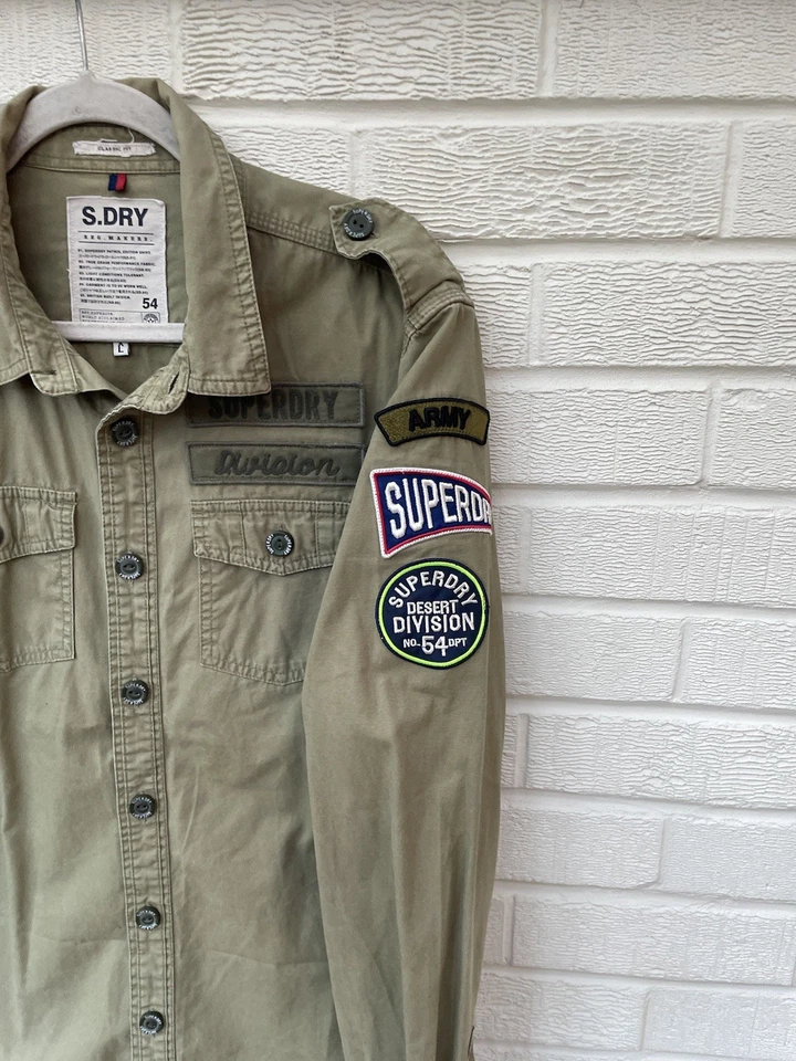 Superdry Camisa Hombre Grande Verde Militar Utilidad Parches Logo Caqui Desierto Foto 2 de 4