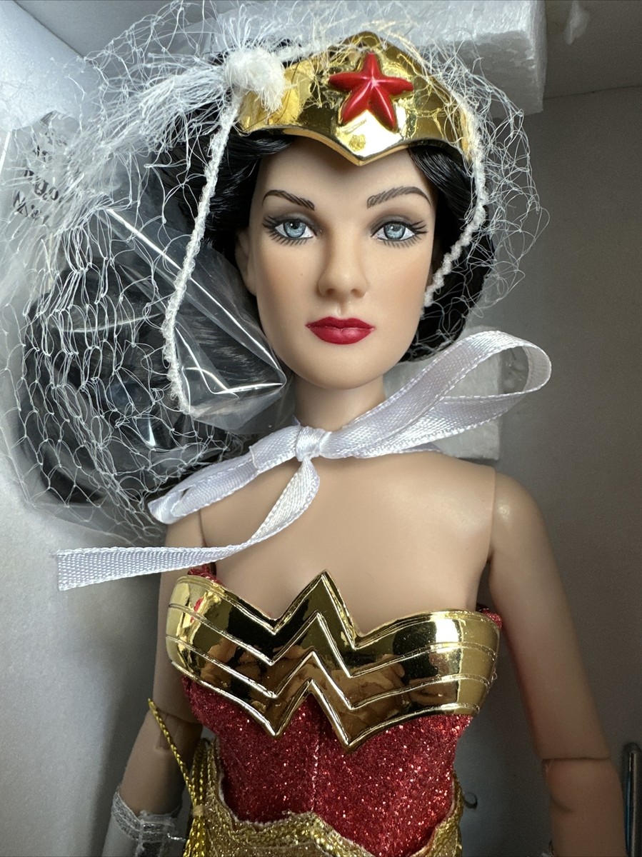 Tonner 2010 DC STARS SUPERHERO COLLECTION 13” WONDER WOMAN