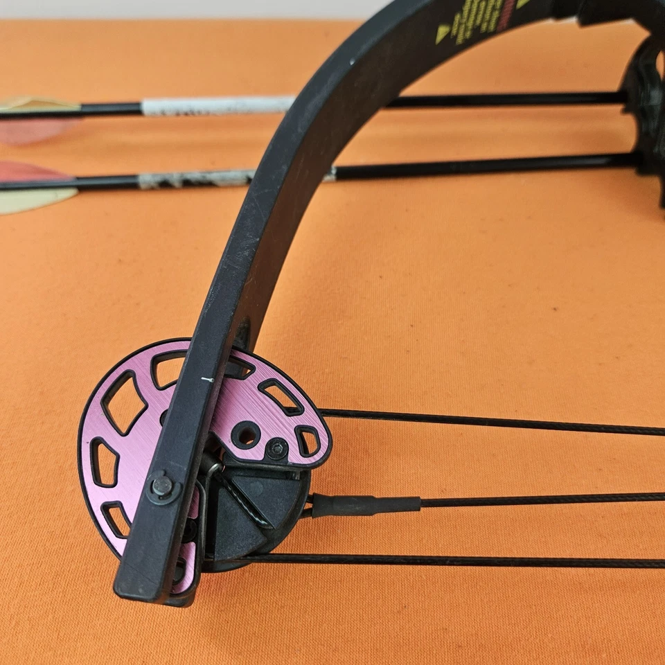 Arco rosa con flechas Barnett Tomcat para niñas jóvenes - construido para aventura 30" en general  Foto 2 de 4