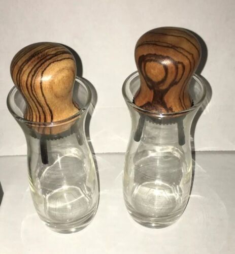 NEW! Kate And William Magnetic Salt And Pepper Shakers - Novelty Royal Family Kitchen Accessory