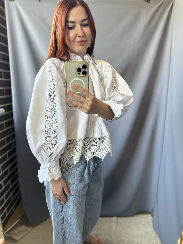 Blusa folclórica rumana de los años 20 • Camisa antigua de lino bordada a mano amante vintage Foto 2 de 4