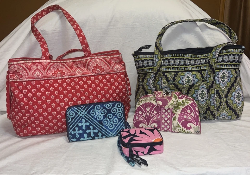 Vera Bradley 2 Retirado 1 Muñequera 1 Bolso sin asas y 1 Pastilla Estuche de Viaje Ver Descripción Foto 2 de 4