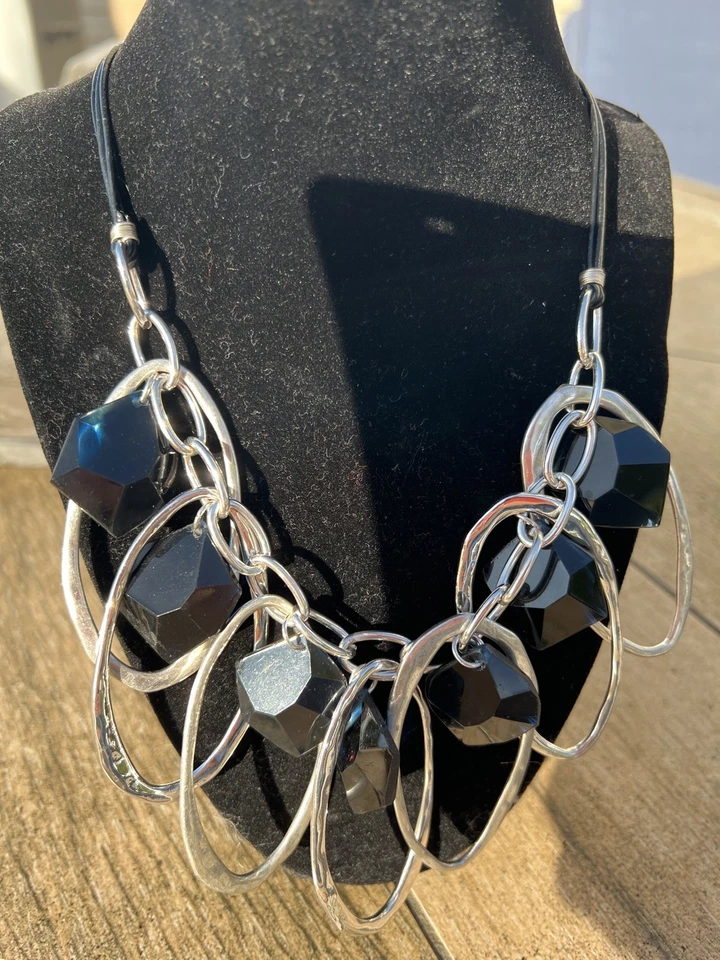 NUEVO CON ETIQUETAS RLM Collar Distintivo Eslabones Martillados con Cristales Azul Marino Cordón de Cuero Negro Foto 2 de 4