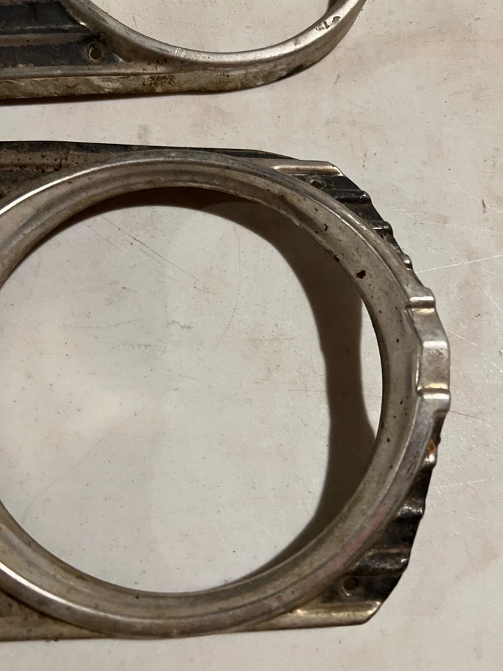 Biseles de embellecimiento de faros originales GM OEM LH RH 1965 Chevrolet Chevelle El Camino SS Foto 2 de 4