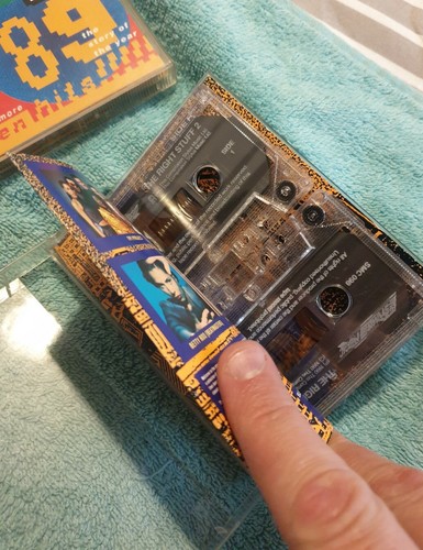 THE GREATEST HITS OF 89 & THE RIGHT STUFF 2 MUSIC CASSETTES - Picture 4 of 8