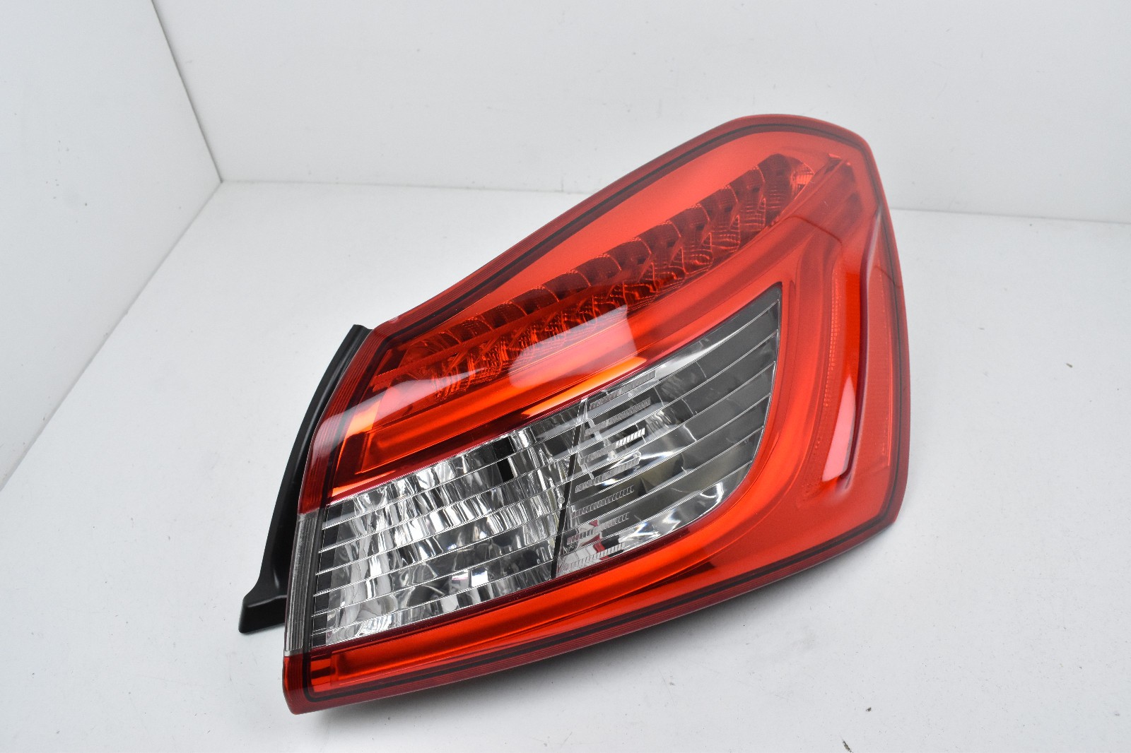 2014 2019 Maserati GHIBLI S Q4 Passenger RH  Rear Outer Tail Lignt Lamp LED OEM