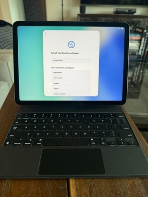 Apple iPad Air 5th Gen WIFI+CELL 256GB A2589 MM713LL/A Gray & MAGIC KEYBOARD