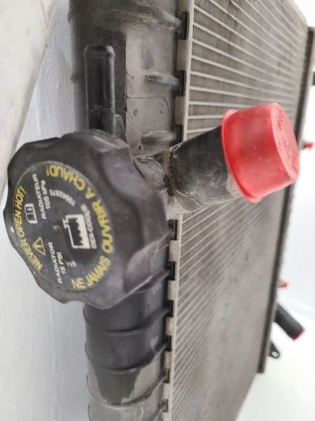 2002-2009 GMC ENVOY 4.2L Radiator 15196385 02-09 Foto 3 de 4