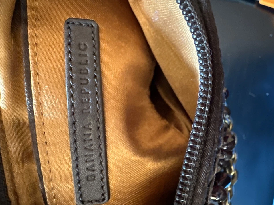 Cartera sin asas Banana Republic para mujer con cuentas marrón satinado con correa de cadena Foto 3 de 4