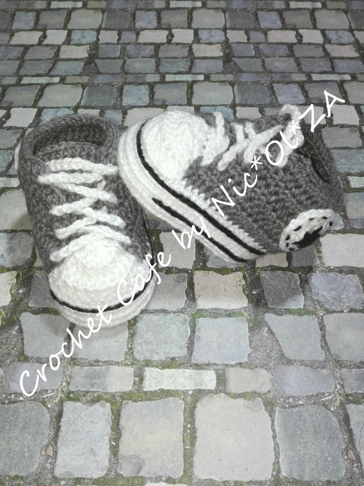 BOTINES DE BEBÉ DE GANCHILLO HECHOS A MANO ZAPATILLAS DEPORTIVAS CONVERS GRIS-BLANCO 0 - 24 MESES Foto 3 de 4