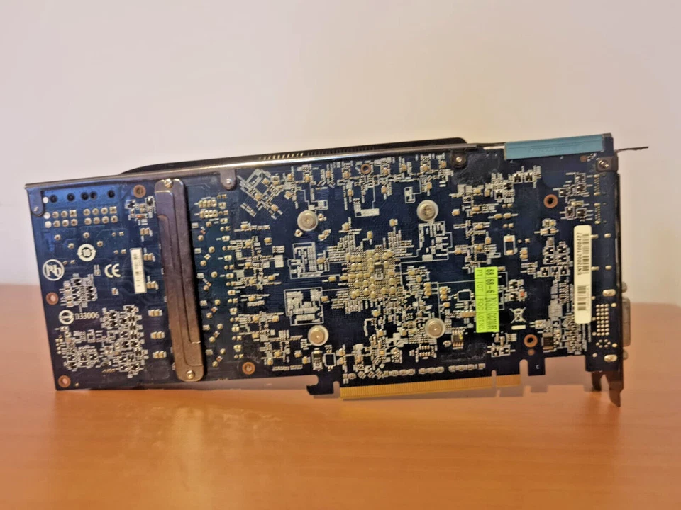 GIGABYTE AMD RADEON HD 7970 Ghz Edition DVI/HDMI/2x Mini DisplayPort 3Gb - Photo 2/4