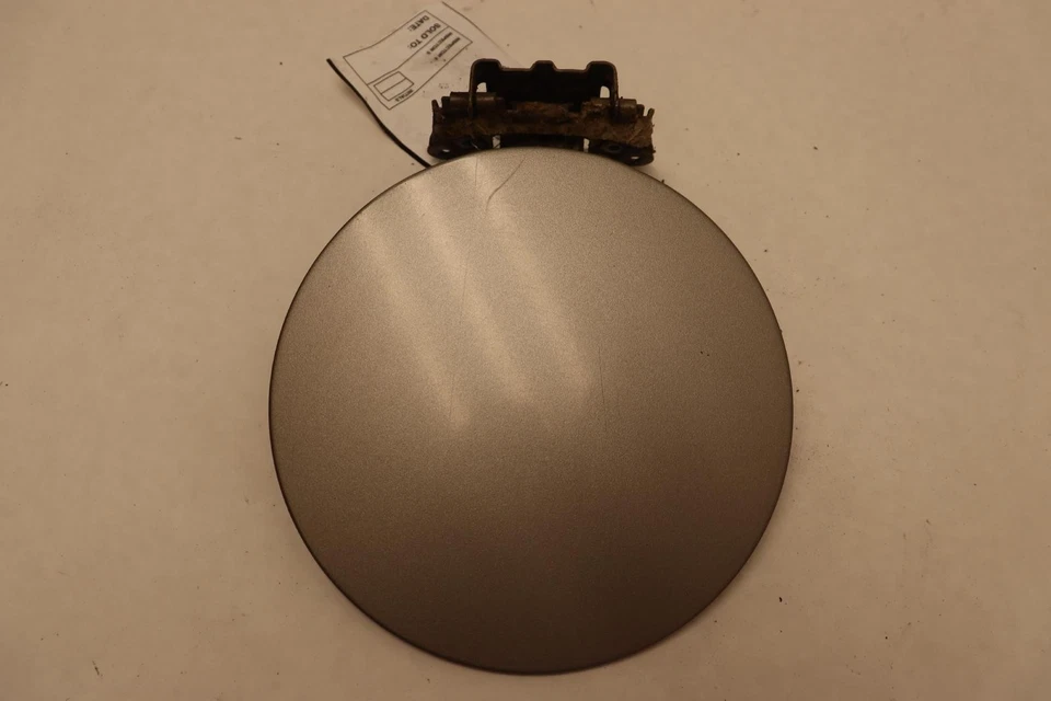 Cubierta de tapa de puerta de llenado de tanque de combustible trasero Chevy Tahoe 2000-2006 OEM Foto 3 de 4