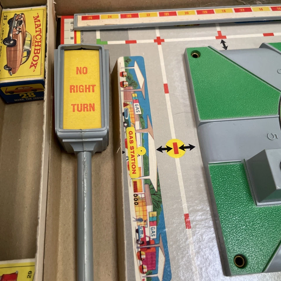 MATCHBOX TRAFFIC GAME COMPLETE With 2 cars ! - Image 2 of 4