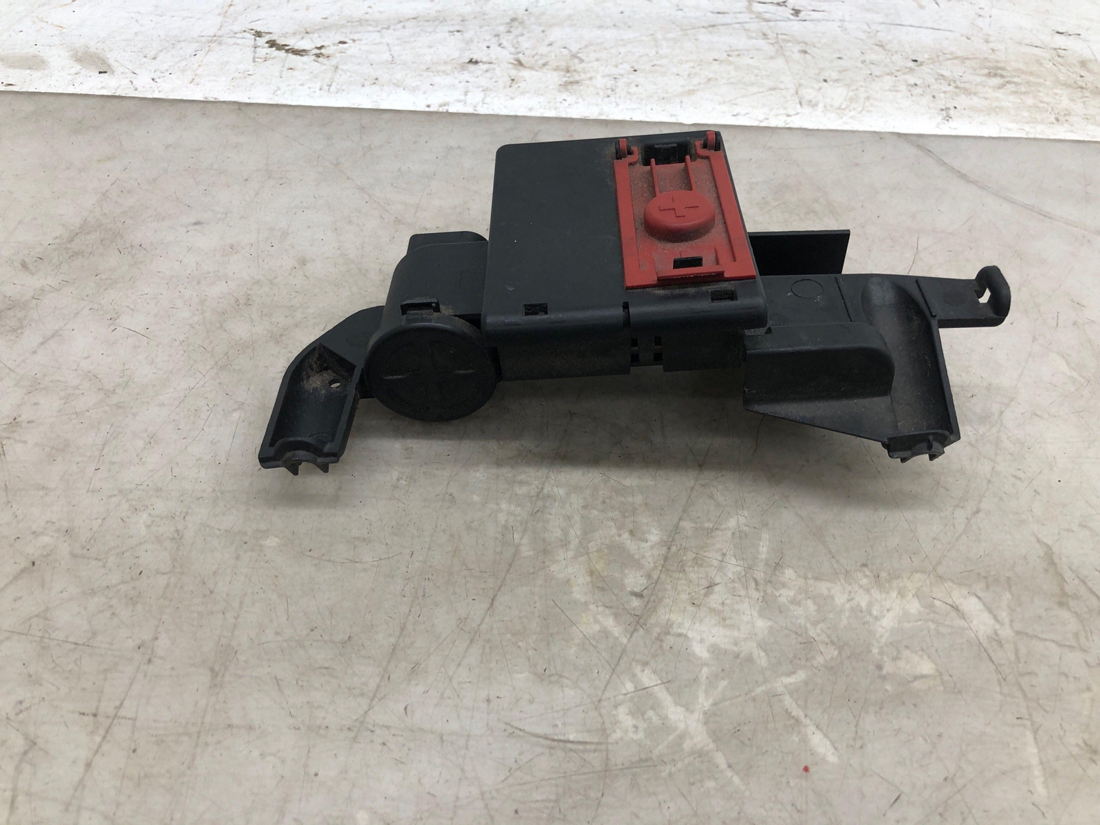 2016-2020 BENTLEY BENTATGA POWER DISTRIBUTION JUNCTION BOX POSITIVE JUMPER POINT