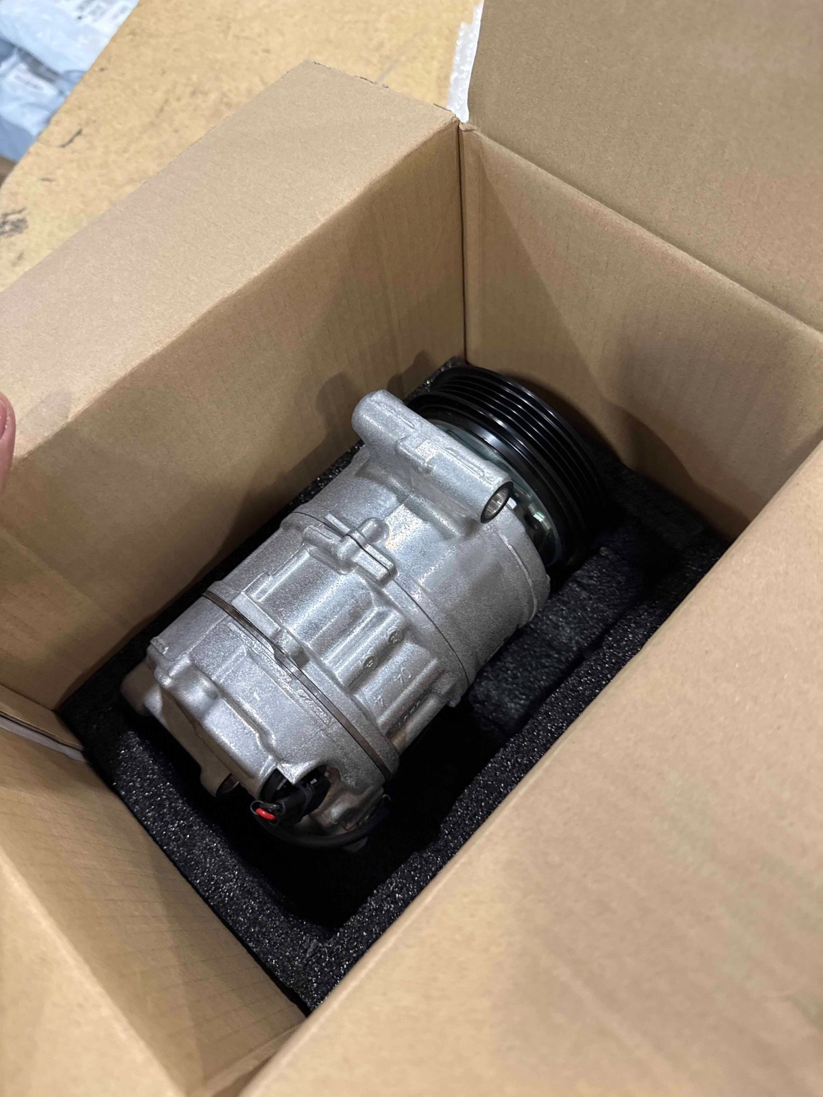Bentley Bentayga Compressor with bracket P/N 4N0816803