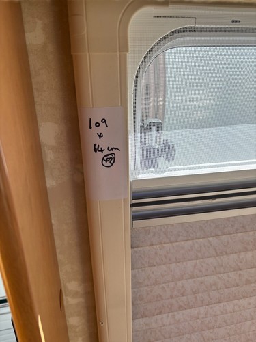 CARAVAN/MOTORMOME SEITZ/REMIS INNER WINDOW FRAME /BLIND /FLYSCREEN ( SWIFT ) - Picture 2 of 2