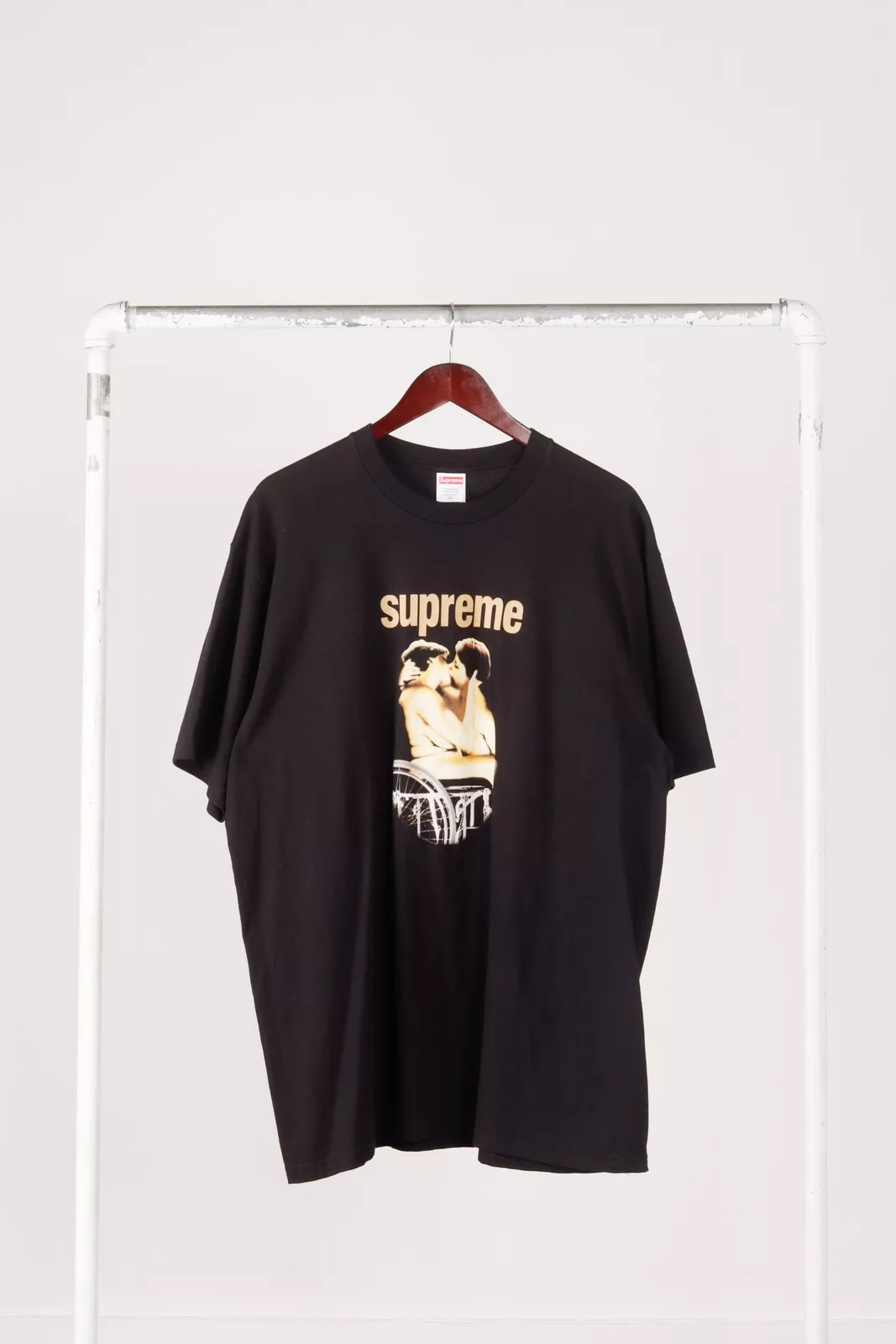 Tee shirt noir SS23 Supreme « Kiss » (2023)
