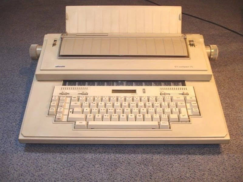 MÁQUINA DE ESCREVER ELETRÔNICA VINTAGE OLIVETTI ET70 EXCELENTE TRABALHO COND 220V SOMENTE GREGO - Imagem 3 de 4