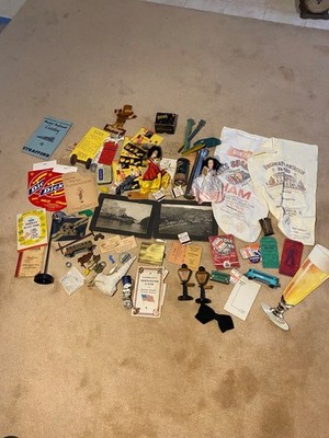 P1 Vintage Trödel Schublade Lot JDL Werbung Eisenbahn NFL Knöpfe Spielzeug Schmuck etc.