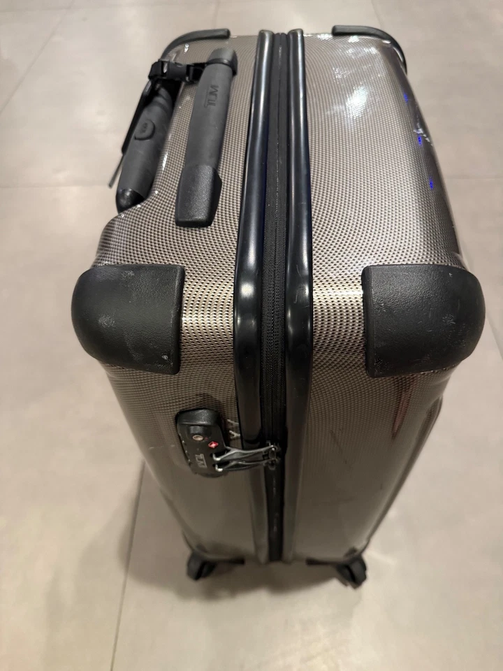 TUMI VAPOR 22" BAGAGEM DE MÃO CONTINENTAL FIBRA DE CARBONO CINZA - ÓTIMO NEGÓCIO! - Imagem 4 de 4