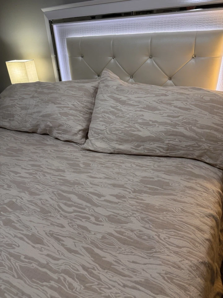 Donna Karan Home Jacquard Duvet & Shams Queen/King Size Elegant Bedding Set - Image 4 of 4