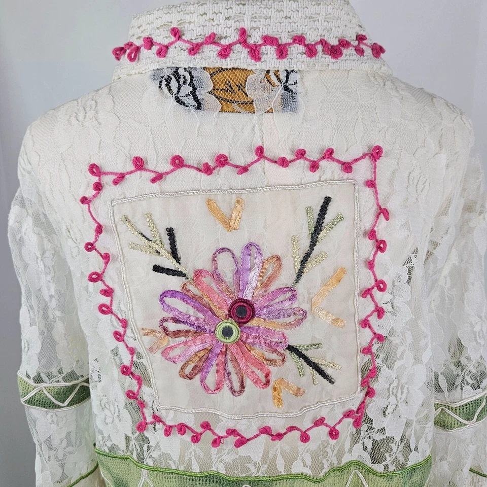 Cardigã Alex Kim XL branco renda bordado botão rosa verde boho cottagecore - Imagem 3 de 4