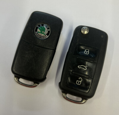 SKODA 3 TASTEN FERNBEDIENUNG KLAPPSCHLÜSSELANHÄNGER OCTAVIA FABIA ETC GETESTET! Look 3T0 837 202