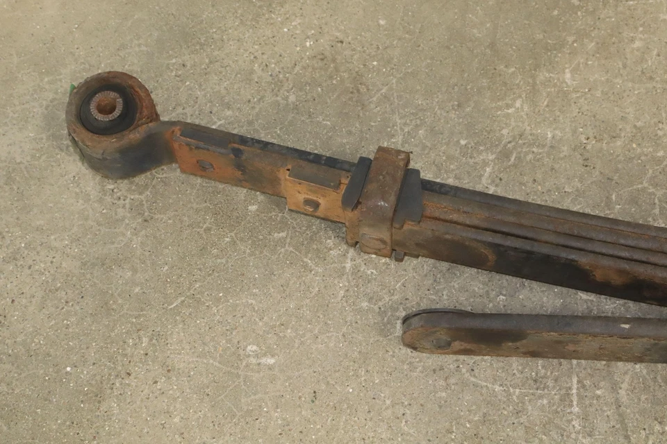 01-10 Chevy GMC Silverado Sierra 2500HD OEM Rear Leaf Springs (Pair Left/Right) - Image 3 of 4