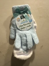 Earth Therapeutics Aloe Moisture gloves Ultra Plush Soft Socks Self Care NWT New