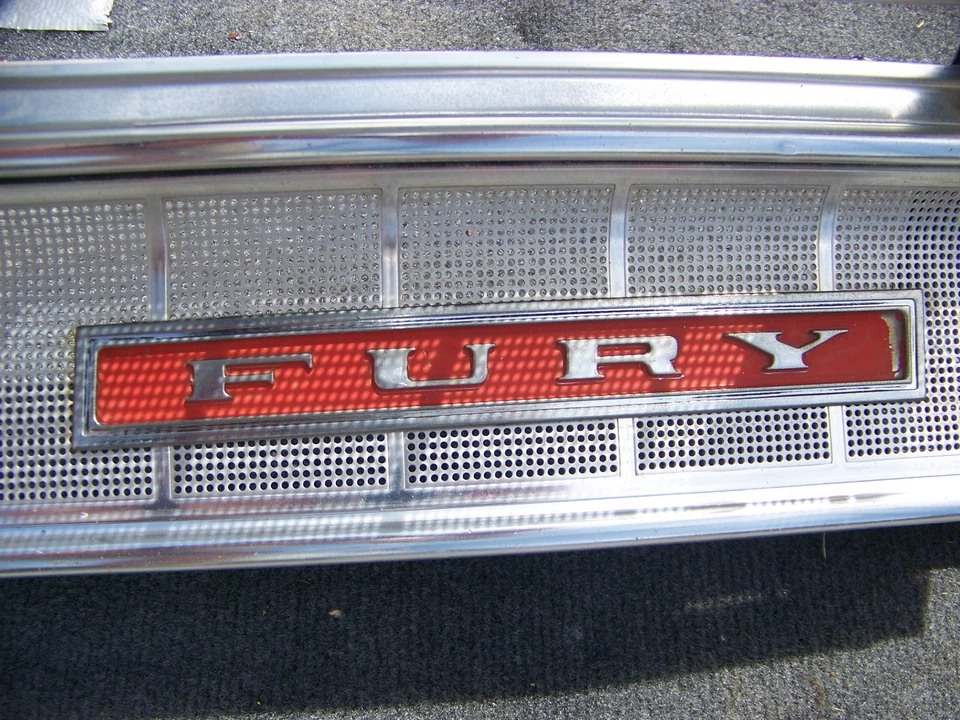 1971 PLYMOUTH FURY CUSTOM SUBURBAN STATION WAGON GRILL NICE OEM - Image 4 of 4