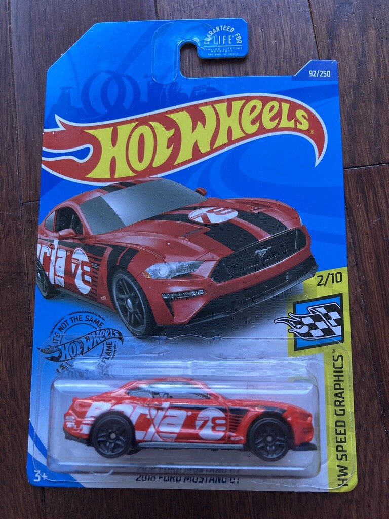 ミニカー Hot Wheels Ford MUSTANG GT Amazon.com: Hot Wheels '13 Ford Mustang GT (White) - 2013