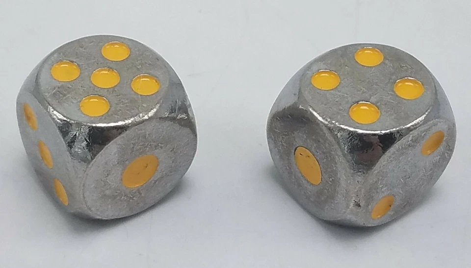 LINTERNA AMARILLA Par de Dados Personalizados D6 16MM METAL CROMO HEROCLIX D&D RPG DC Foto 3 de 4