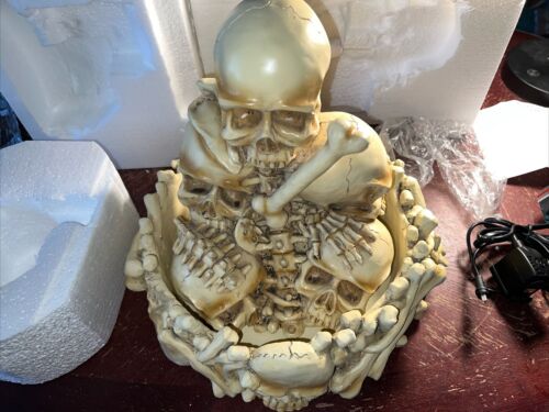 Spencer Gifts / Spirit Halloween 2003 BONE PILE Oozing Fountain Rarität